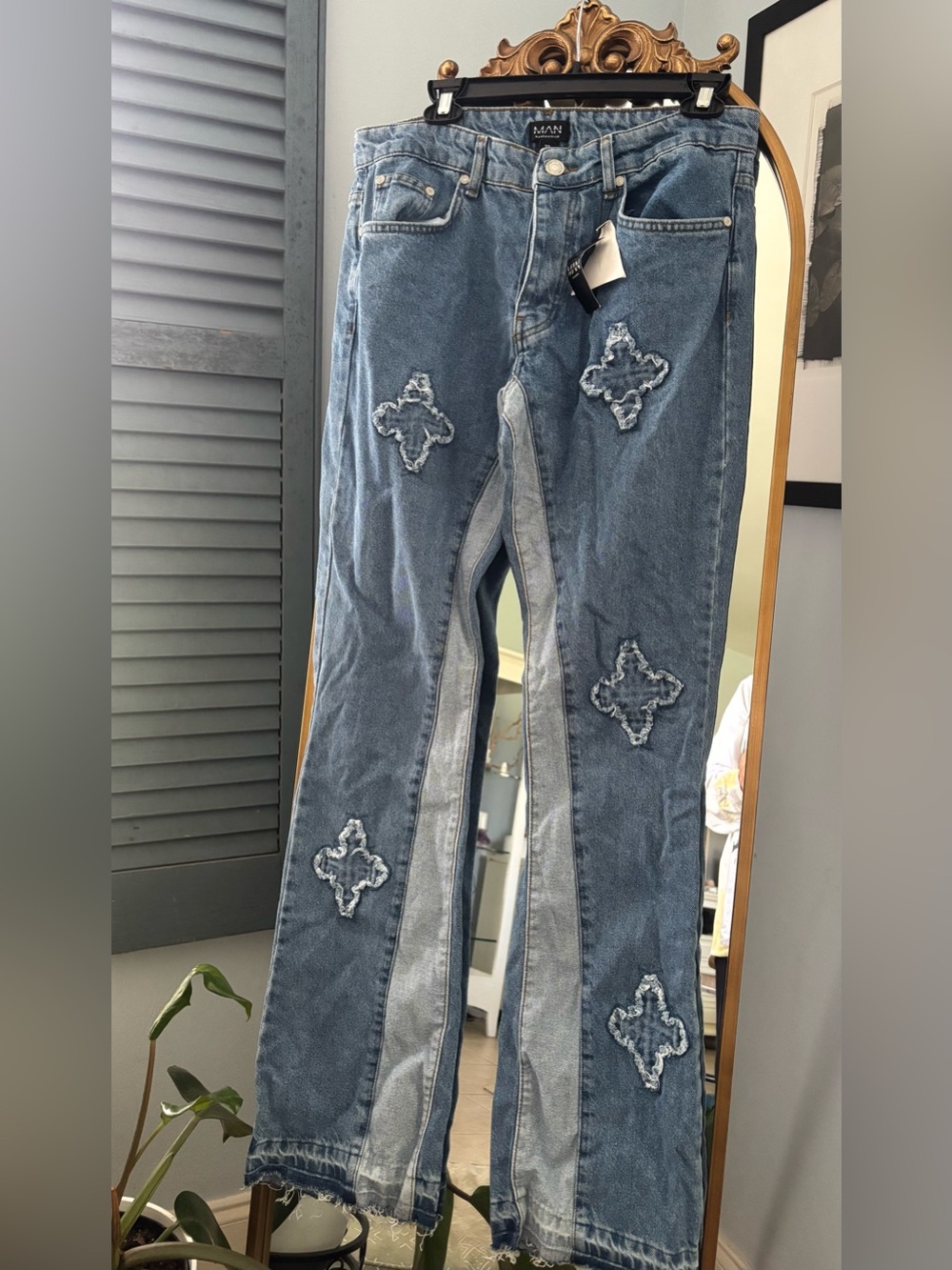 BoohooMAN NWT vintage-Style Blue Distressed Embroidered Women’s Jeans 32”